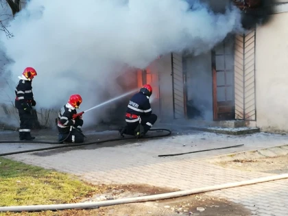 (VIDEO) Incendiu la parterul unui bloc din Sebiș. Toți locatarii au fost evacuați