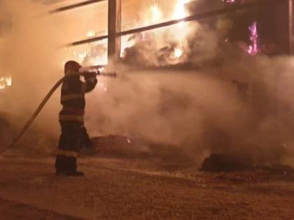 (VIDEO) Incendiu la un depozit de baloți din Iratoșu. Pompierii s-au luptat 4 ore cu flăcările