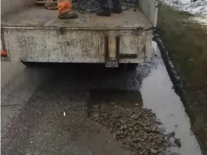 (VIDEO) Incredibil! Așa se repară un drum în județul Arad, în anul 2018