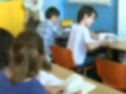 (VIDEO) ÎNVĂŢĂTOARE SURPRINSĂ ÎN TIMP CE JIGNEŞTE COPIII