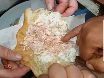 (VIDEO) Langoşi cu viermi, vânduţi la o patiserie din Sântana