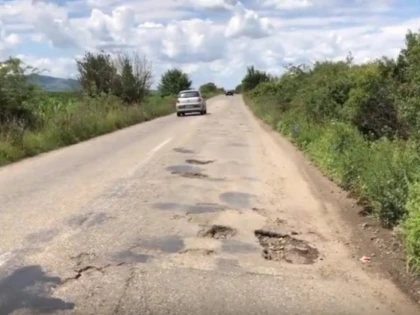 (VIDEO) Noi lucrări de mântuială pe drumurile județene. Banii publici, cheltuiți în bătaie de joc