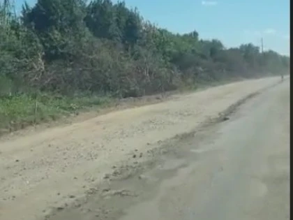 (VIDEO) Pe drumul Arad-Șiria se lucrează la greu, însă doar pe Facebook. Utilajele lipsesc cu desăvârșire