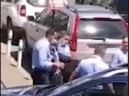 (VIDEO) Șapte milițieni locali au „săltat“ un bătrânel care nu purta mască în Primăria Arad