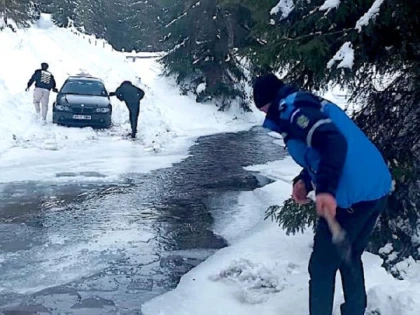 (VIDEO) Trei arădeni au rămas blocați în zăpadă, în Arieșeni. Au fost salvați de jandarmi