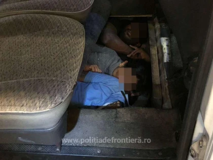 (VIDEO) Trei refugiați au încercat să iasă ilegal din România, ascunși într-un microbuz