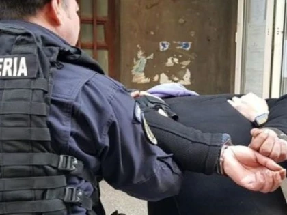 (VIDEO) Un arădean curajos a imobilizat un hoț care a încercat să fure dintr-un magazin