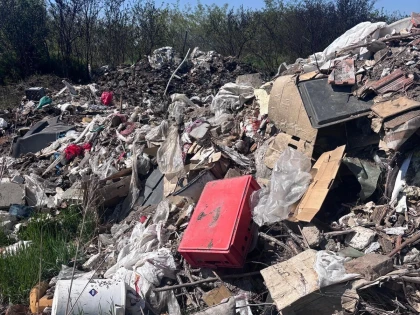 (VIDEO) Un bărbat a fost amendat cu 30.000 de lei după ce a aruncat ilegal 4 tone de deșeuri, în Arad. Autoutilitara i-a fost confiscată