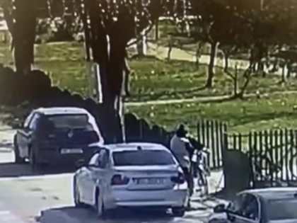 (VIDEO) Un bărbat a furat 4.500 de lei din buzunarul unui octogenar din Arad, folosind metoda „îmbrățișării”