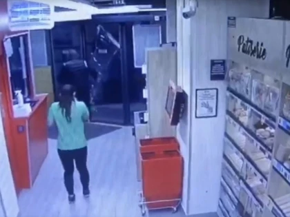 (VIDEO) Un bărbat a spart ușa unui magazin din Arad, iar acum are dosar penal pentru distrugere