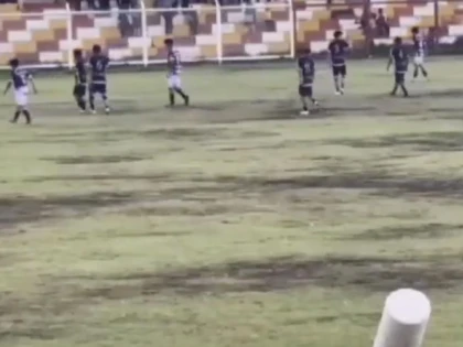 (VIDEO) Un fotbalist a murit pe loc și alți 5 au fost răniți după ce au fost loviți de fulger în timpul meciului