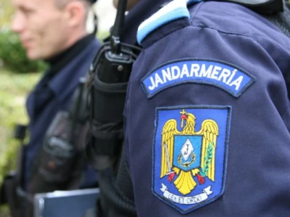 (VIDEO) Un tânăr a ajuns la Psihiatrie, după ce a înjurat și scuipat un echipaj de jandarmi