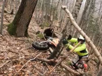 (VIDEO) Un urs surprins în bârlog a încercat să atace un motociclist enduro