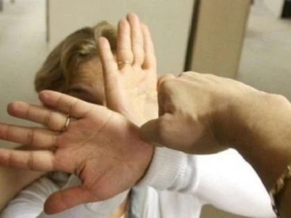 Violența în familie face noi victime: o femeie din Pleșcuța a fost dată cu capul de ușă