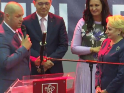 Viorica Dăncilă a primit cadou o sabie de samurai și o icoană, din partea PSD Arad