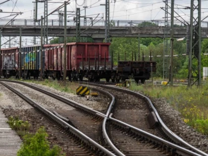Viteza medie a trenurilor de marfă este de 16 km/h. Drumul de la Constanța la Arad ar dura între 7 și 12 zile
