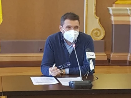 Vizionarul silvic Bibarț a găsit soluția aparatelor de aer condiționat: să fie mascate cu „floricele“