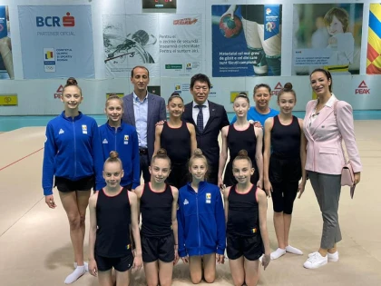 Vizită surpriză pentru Daniela Chiriac şi gimnastele din ansamblul de junioare