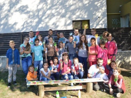 VOLUNTARII ASOCIATIEI SIRINIA AU AMENAJAT LOCUL DE JOACA DIN CURTEA SCOLII „IOSIF MOLDOVAN“