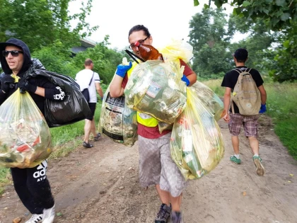 Voluntarii au strâns 600 de kilograme de gunoi de pe Malul Mureşului