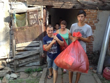 VOLUNTARII DIN CADRULUI PROIECTULUI "VACANTA ACTIVA" AU OFERIT CADOURI COPIILOR NEVOIASI