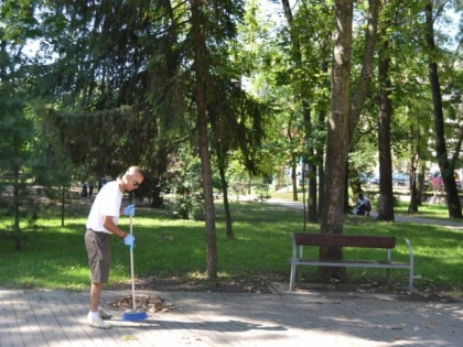 VOLUNTARII GAIA AU IGIENIZAT PARCUL COPIILOR DIN ARAD
