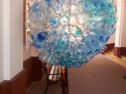 VOLUNTARII GAIA AU REALIZAT UN ARBORE DECORATIV DIN PET-URI