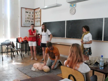 VOLUNTARII I-AU INVATAT PE ELEVI TEHNICI DE ACORDARE A PRIMULUI AJUTOR