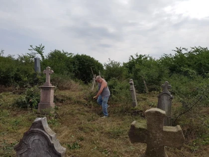 VOLUNTARII NEMŢI FAC CURĂŢENIE ÎN CIMITIRUL DIN ZĂDĂRENI, LĂSAT ÎN PARAGINĂ DE ADMINISTRAŢIA LOCALĂ