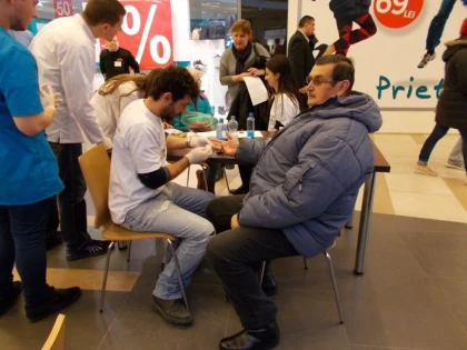 VOLUNTARII STRAINI AU TESTAT GLICEMIA ARADENILOR