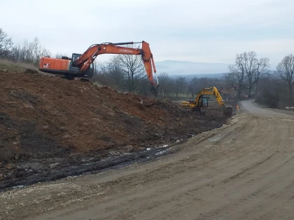 Vremea bună permite avansarea lucrărilor pe drumul județean Pâncota-Buteni   