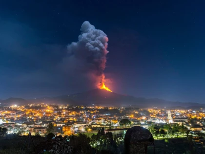 Vulcanul Etna din Sicilia a erupt. A fost ridicat nivelul de alertă