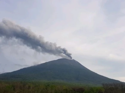 Vulcanul Lewotolo din Indonezia a erupt