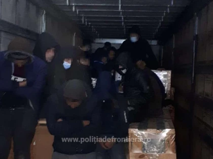 Zece cetăţeni din Afganistan, depistați ascunşi în două TIR-uri la PTF Nădlac II