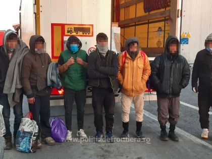 Zece cetăţeni străini depistaţi ascunşi în automarfare, la P.T.F. Nădlac II și Borș II