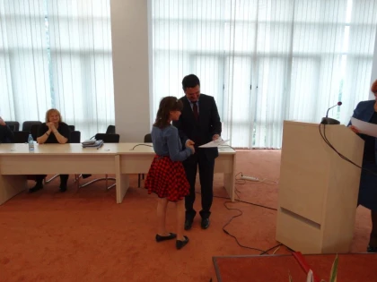 ZECE COPII INSTITUTIONALIZATI AU LANSAT CARTEA "POVESTIOARE DE LA COPII PENTRU COPII"