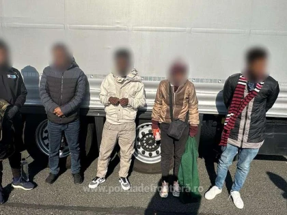 Zece etiopieni au fost descoperiți ascunși în două TIR-uri, de polițiștii de frontieră de la Nădlac II