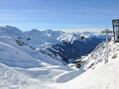 Zece schiori, salvaţi după ce o avalanşă a lovit o pârtie de schi în Austria