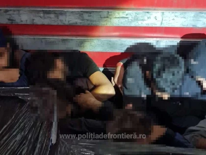 Zeci de cetăţeni străini, depistați ascunși într-un loc special amenajat în două autoutilitare