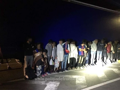 Zeci de cetățeni străini depistați în două TIR-uri de polițiștii de frontieră arădeni