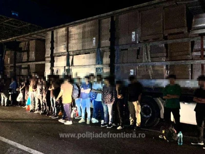 Zeci de cetățeni străini, descoperiți într-un TIR cu mobilă, de polițiștii de frontieră de la PTF Nădlac II