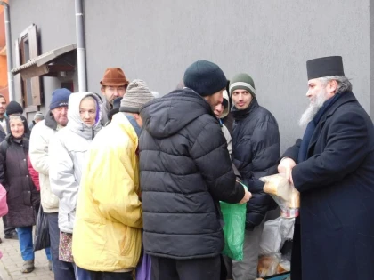 ZECI DE FAMILII DEFAVORIZATE AU PRIMIT PACHETE CU ALIMENTE DIN PARTEA ARHIEPISCOPIEI ARAD