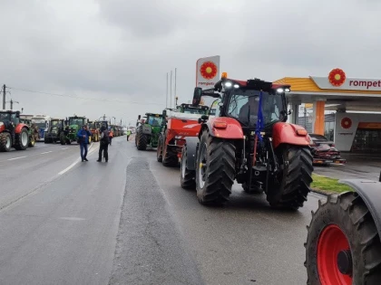 Zeci de fermieri protestează cu utilaje în zona de frontieră de la Nădlac
