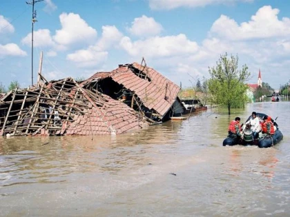 ZECI DE LOCALITATI AFECTATE DE INUNDATII. MII DE PERSOANE AU RAMAS FARA ENERGIE ELECTRICA