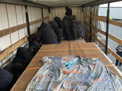 Zeci de migranți au încercat să treacă vama Nădlac ascunși într-un TIR încărcat cu profile din aluminiu