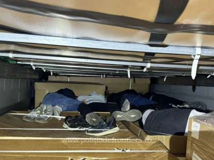 Zeci de migranţi, prinşi la vama Nădlac II, ascunşi în patru camioane şi două maşini