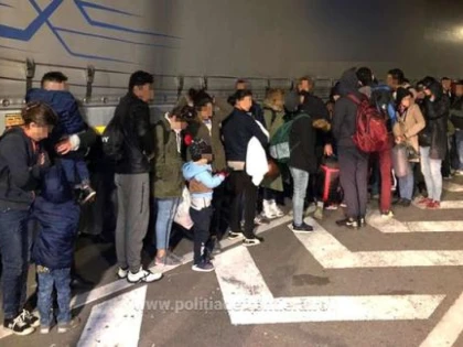 Zeci de migranți umblă nestingheriți pe străzile Aradului