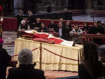 Zeci de mii de credincioşi i-au adus un ultim omagiu fostului papă Benedict al XVI-lea