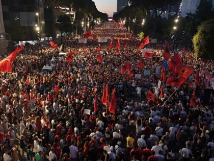 Zeci de mii de oameni au ieșit din nou în stradă în Albania. Protestele împotriva premierului Edi Rama continuă pentru a 35-a noapte