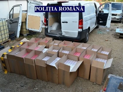Zeci de mii de pachete cu țigări au fost găsite în locuința unui arestat la domiciliu